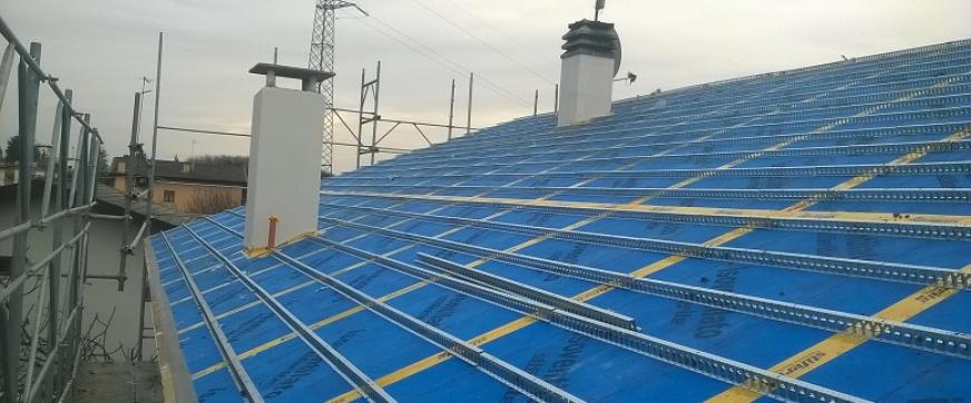 Posa in opera omega in acciaio per fissaggio tegole e microventilazione